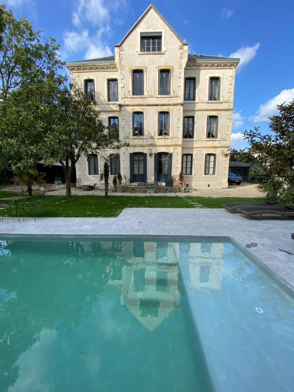 B&B / Chambre d'hôtes Demeure Saint Louis, Cité 10mn à pieds, PARKING Privé, BORNES 7,2 KW, PISCINE, FULL WIFI 2 Rue Michel Sabatier 11000 Carcassonne