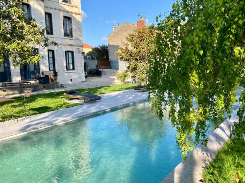 Demeure Saint Louis, Cité 10mn à pieds, PARKING Privé, BORNES 7,2 KW, PISCINE, FULL WIFI