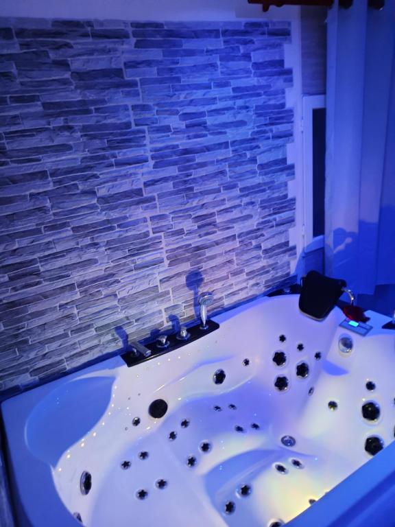 DÉPENDANCE EN CHAMBRE D'HÔTE AVEC JACUZZI PRIVATIF DANS LA CHAMBRE v 89 Rue nationale, 60110 Amblainville