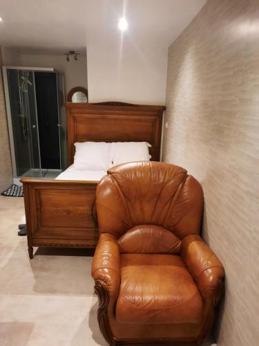 DÉPENDANCE EN CHAMBRE D'HÔTE AVEC JACUZZI PRIVATIF DANS LA CHAMBRE v