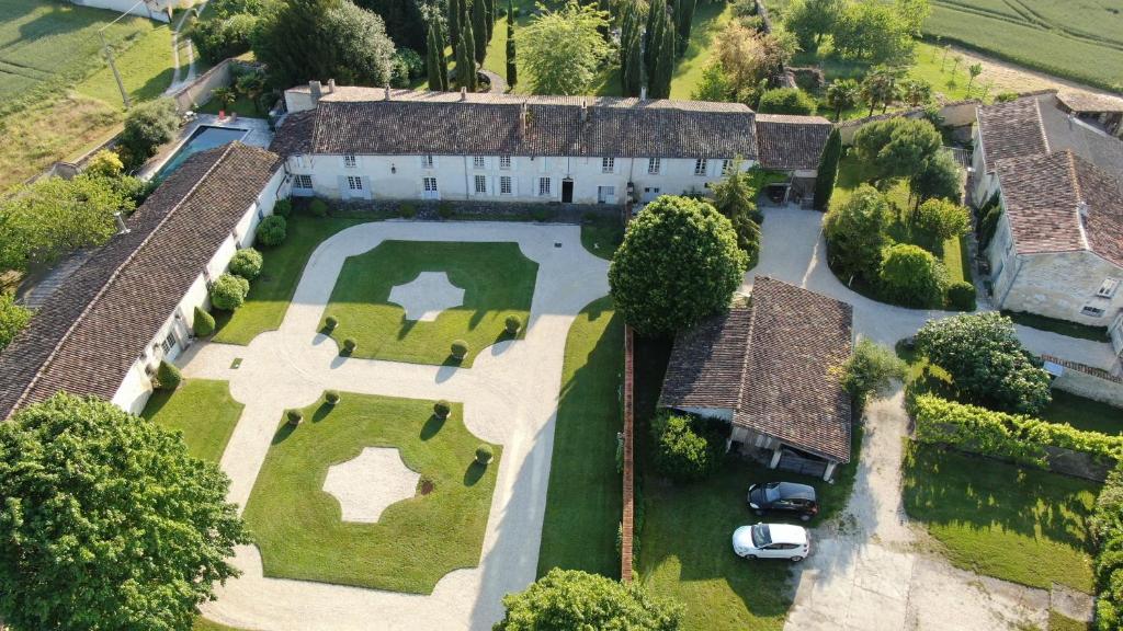 B&B / Chambre d'hôtes Domaine de Rennebourg 11 rue du Château 17400 Saint Denis Du Pin