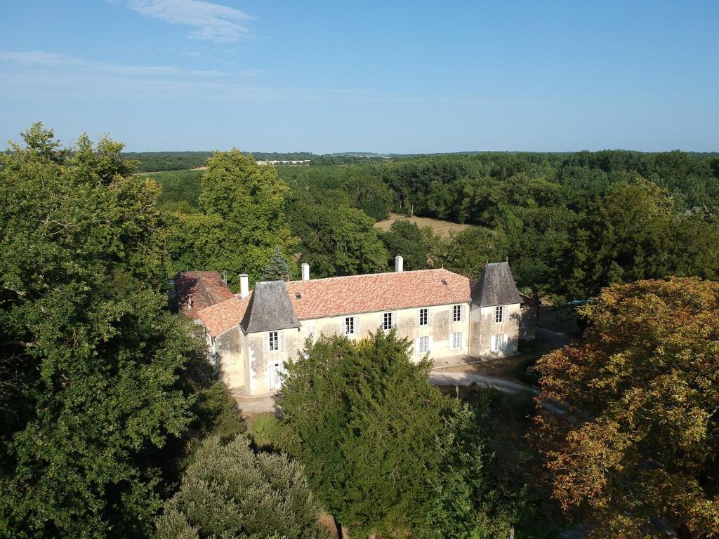 B&B / Chambre d'hôtes Domaine de Seugnac Domaine de Seugnac Château de Seugnac 17800 Pons