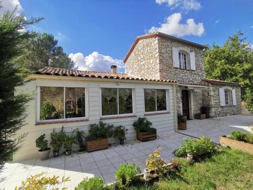 DOMAINE DES 3 CYPRÈS Chambre MIMOSA Chez Nath & Pat