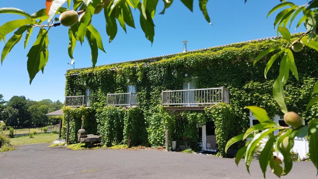 Domaine des Pêcheries Route de Pontaumur 12, rue Notre Dame de la Paix, 63380 Montel-de-Gelat