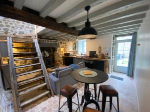 B&B / Chambre d'hôtes Domaine Des Tours Vauquelin la cour 61210 La Fresnaye-au-Sauvage Normandie