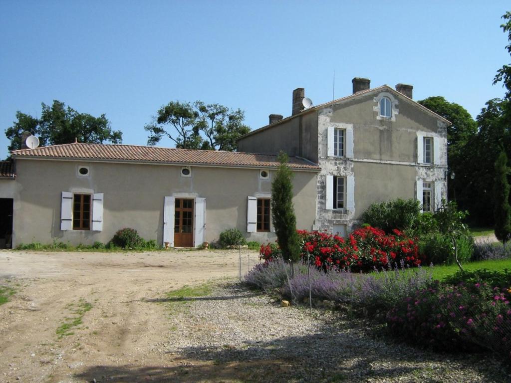 B&B / Chambre d'hôtes Domaine les Galards Route de Montendre Domaine les Galards 17210 La Garde