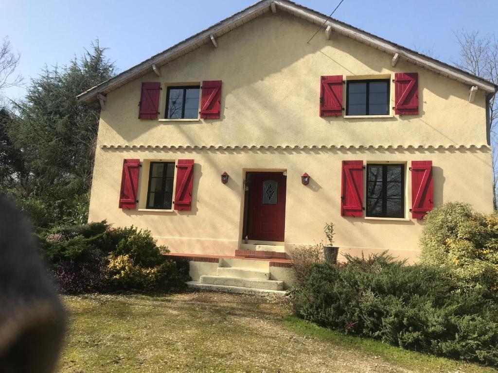 B&B / Chambre d'hôtes Domaine Pierrot 190 route Louis Joseph Cantau lieu dit Pierrot 32110 Laujuzan