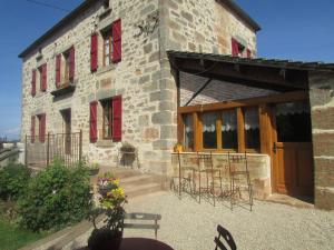 B&B / Chambre d'hôtes Ecuries de Saint Maurice- Maison d'hôtes de Gondou lieu dit Gondou 46120 Lacapelle-Marival Midi-Pyrénées