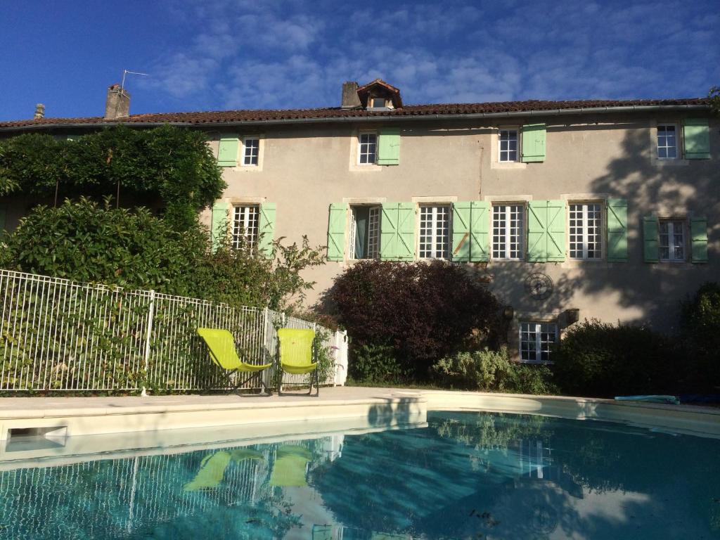 B&B / Chambre d'hôtes ensemble de deux chambres pour famille Le Prieuré Le Bourg 46100 Planioles