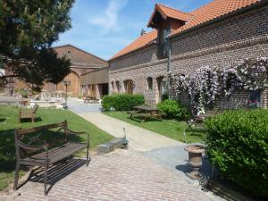 B&B / Chambre d'hôtes Ferme de Montecouvez Hameau de Montecouvez 59258 Crèvecoeur-sur-lʼEscaut Nord-Pas-de-Calais