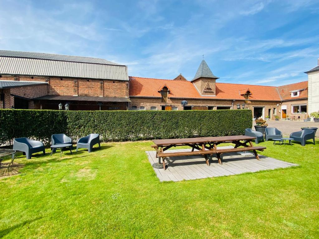 B&B / Chambre d'hôtes Ferme de Montecouvez Hameau de Montecouvez 59258 Crèvecoeur-sur-lʼEscaut