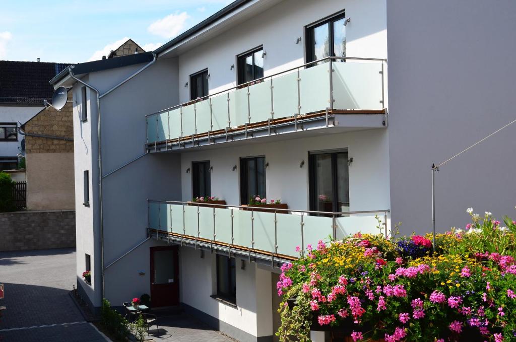 Gästehaus Am Hochsimmer Alte Schulstr. 4, 56729 Ettringen