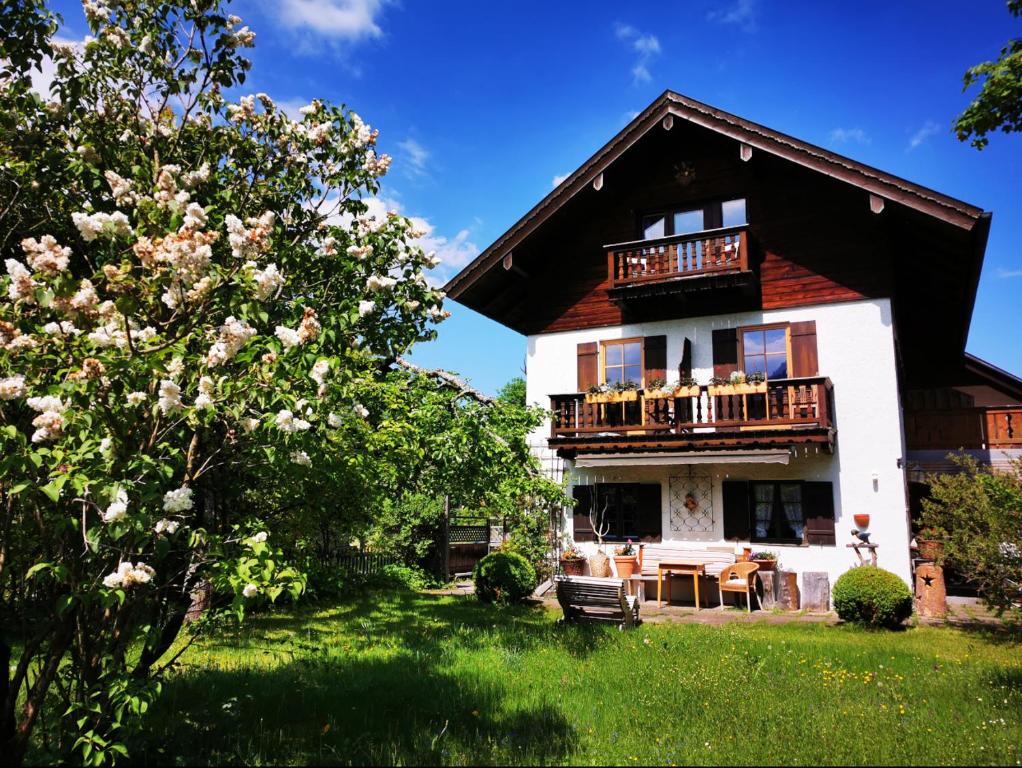 B&B / Chambre d'hôtes Gästehaus Neu am Passionstheater 3 Passionswiese 82487 Oberammergau