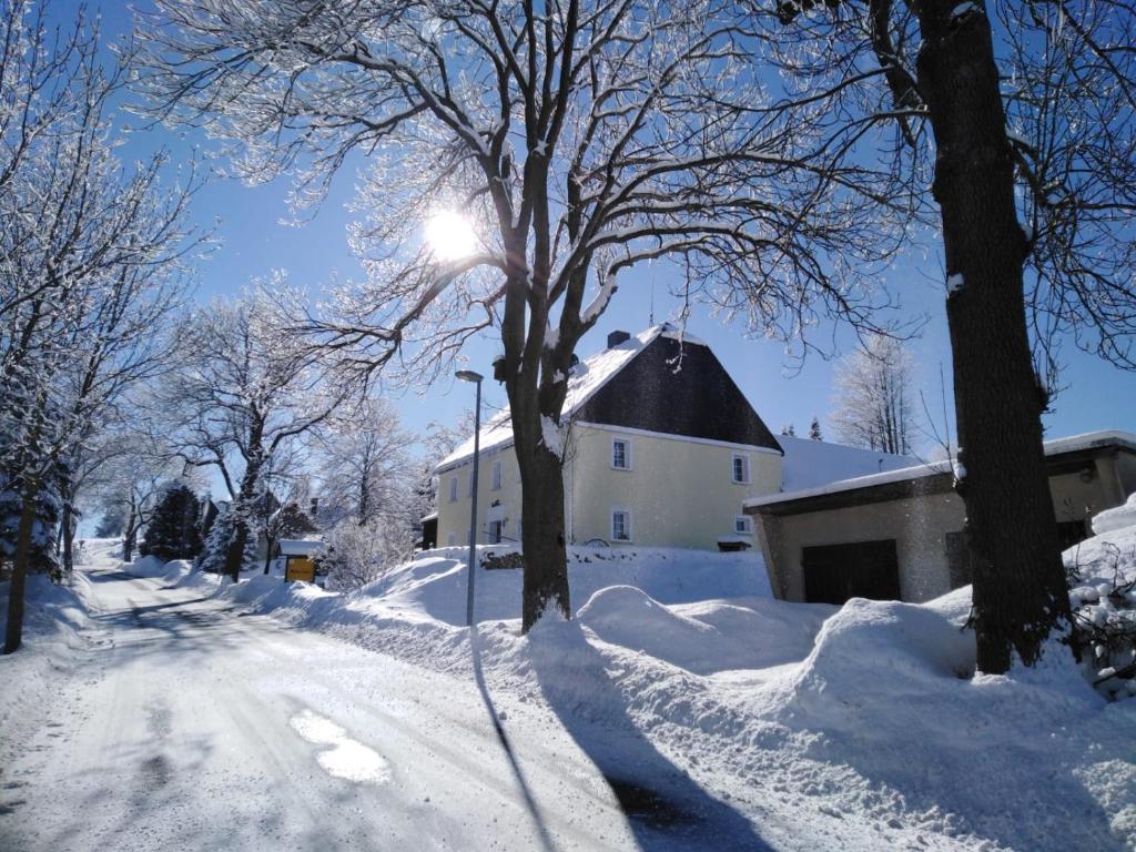 B&B / Chambre d'hôtes Gasthaus Ruebenau Einsiedlerstrasse 38 09496 Rübenau