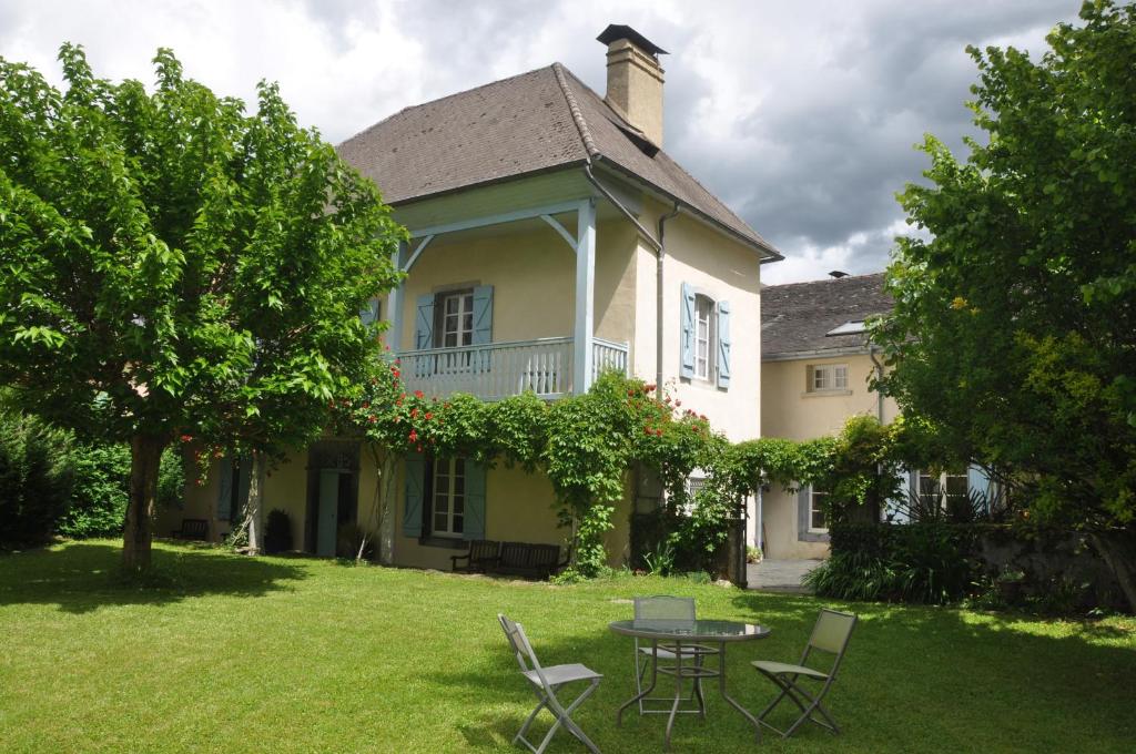 B&B / Chambre d'hôtes Gîte d'étape Le Couvent d'Ossau 1 Rue Maréchal Joffre 64260 Louvie Juzon