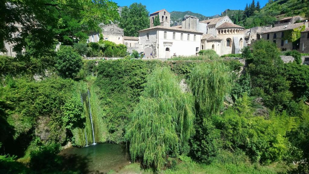 B&B / Chambre d'hôtes Gîte de La Tour 38 Rue de la Descente du Portal 34150 Saint-Guilhem-le-Désert