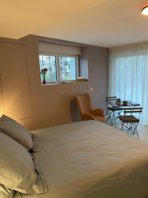 B&B / Chambre d'hôtes Grande chambre d’hôte centre ville 70 Rue Dupetit-Thouars 29900 Concarneau