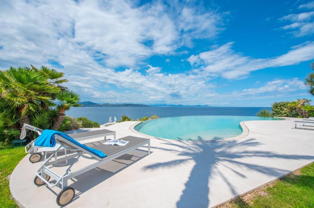 Great villa wil big garden, private pool and sea view Les Parcs de Saint-Tropez, Pointe de la Rabiou, 83990 Saint-Tropez