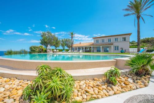 Great villa wil big garden, private pool and sea view