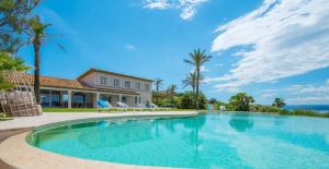 Great villa wil big garden, private pool and sea view