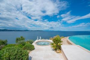 Great villa wil big garden, private pool and sea view