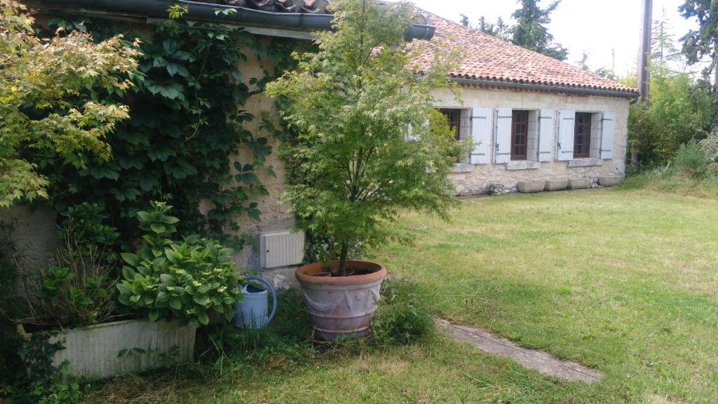 B&B / Chambre d'hôtes hâvre de paix en Gascogne hameau de Cadignan La Bouhoque 32330 Courrensan