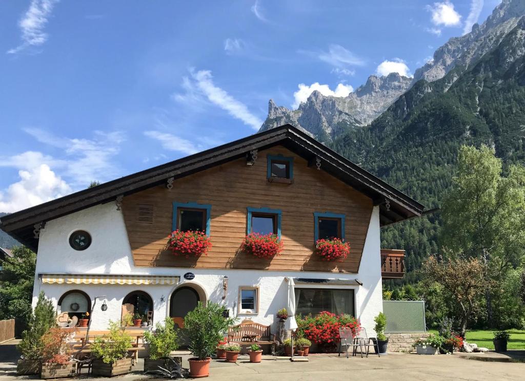 Hotel Garni Gästehaus Edlhuber Innsbrucker Str. 33, 82481 Mittenwald