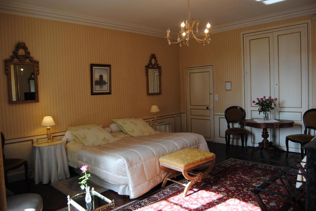 B&B / Chambre d'hôtes Hotel Particulier de Sainte Croix 12 rue du Marché Place Saint Patrice 14400 Bayeux