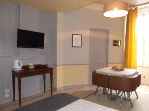 B&B / Chambre d'hôtes HOTEL particulier LARIBOISIERE 1 Rue Lesueur 35300 Fougères Bretagne