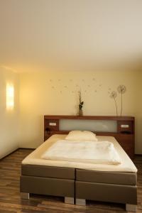 B&B / Chambre d'hôtes Hotel Viola Feldbergstraße 10 65239 Hochheim am Main Hesse