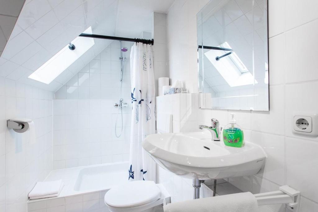 B&B / Chambre d'hôtes Hotel zum Rednitzgrund Gerasmühler Straße 8 90547 Stein bei Nürnberg