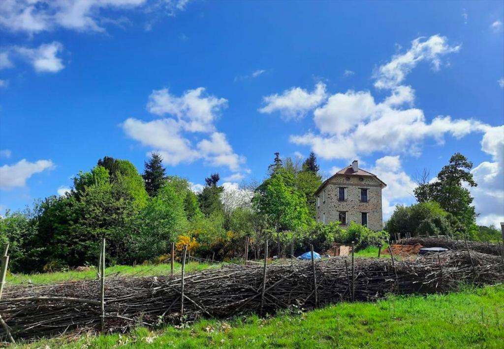 B&B / Chambre d'hôtes Il était une fois 40 route du pont des Farges Nouzilleras 87500 Saint-Yrieix-la-Perche