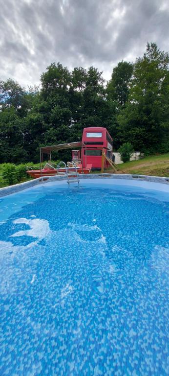 B&B / Chambre d'hôtes insolite bus anglais le Buckinghambus La Douve aux Agneaux 27290 Saint-Philbert-sur-Risle