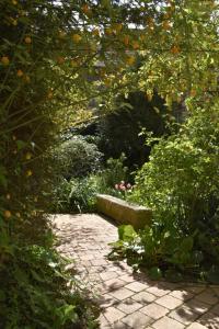 B&B / Chambre d'hôtes Jardin Secret 13 cours Jean Jaures 03000 Moulins Auvergne