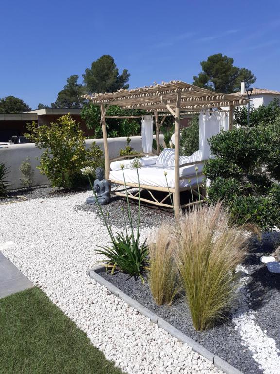 B&B / Chambre d'hôtes jardin zen 192 RUE MARIN MARIE 83250 La Londe-les-Maures