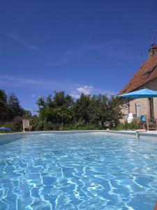 B&B / Chambre d'hôtes L'Amalgam' Place de l'Eglise 1 18200 Ainay-le-Vieil Région Centre