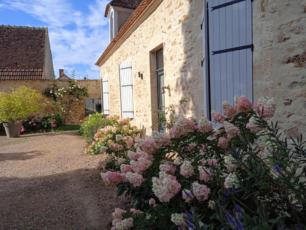 B&B / Chambre d'hôtes L'Amalgam' Place de l'Eglise 1 18200 Ainay-le-Vieil