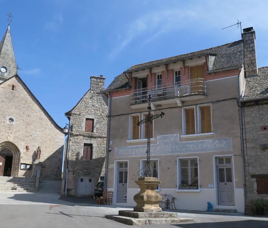 L'Ancien Poste L'ancien Post Place de l'Eglise senergues, 12320 Sénergues