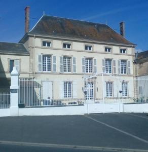 B&B / Chambre d'hôtes L'ancienne École Geay 2, Place de L'Eglise 79330 Geay Deux-Sèvres