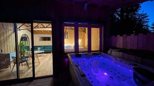 L'Antoinette chalet sur pilotis en bord de Saône avec spa privatif