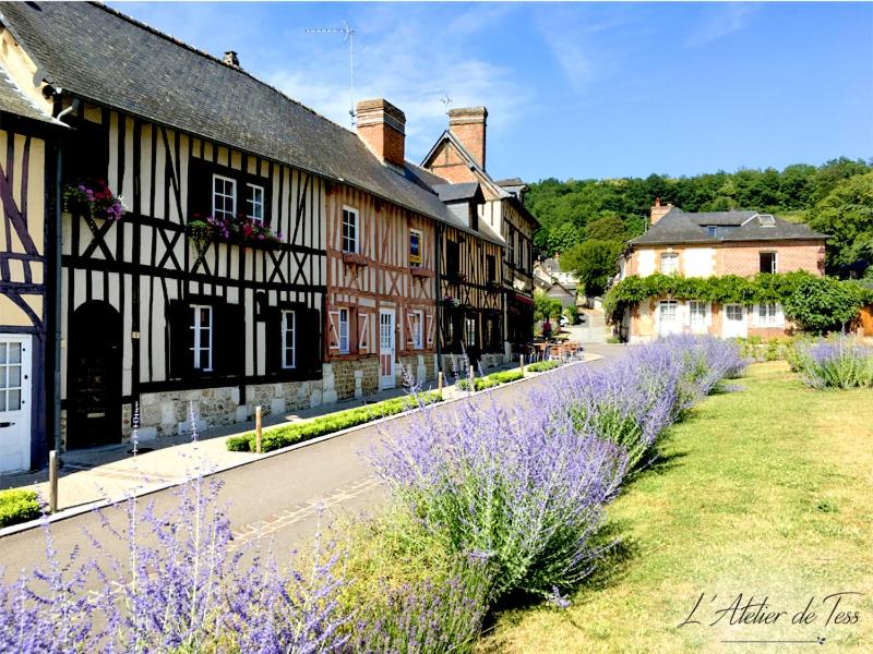 B&B / Chambre d'hôtes L'Atelier de Tess 8 place de l'abbé Herluin 27800 Le Bec-Hellouin