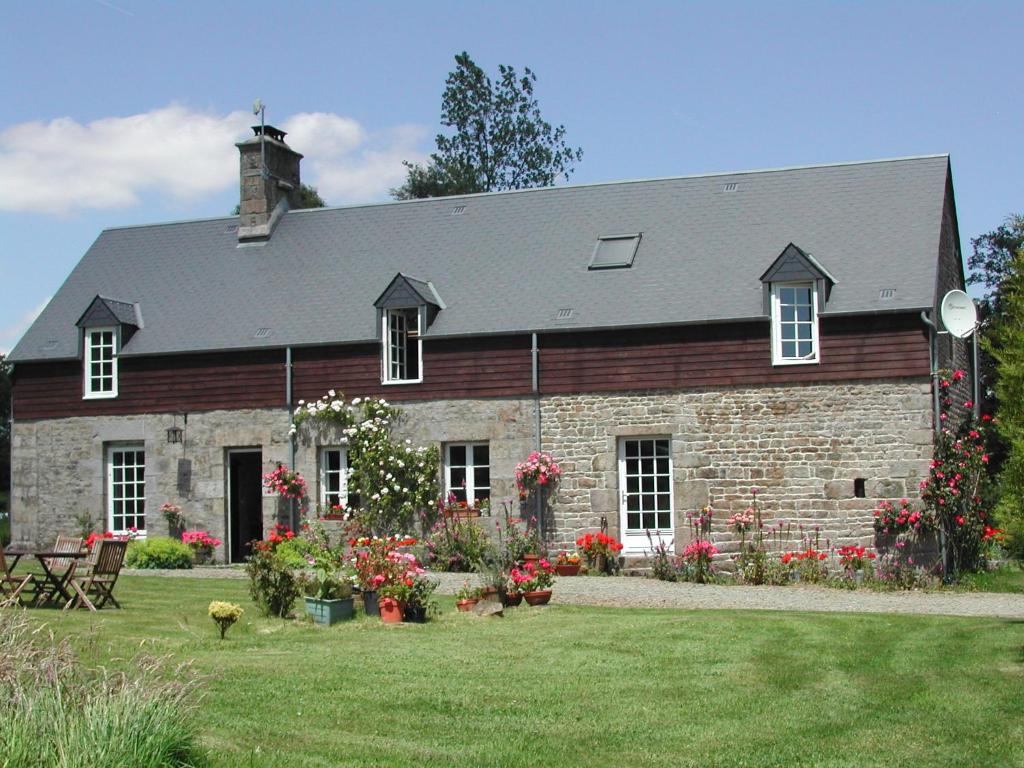 B&B / Chambre d'hôtes L'Auvraire B&B L'Auvraire 12 rue des Sabotiers 50670 Coulouvray-Boisbenâtre