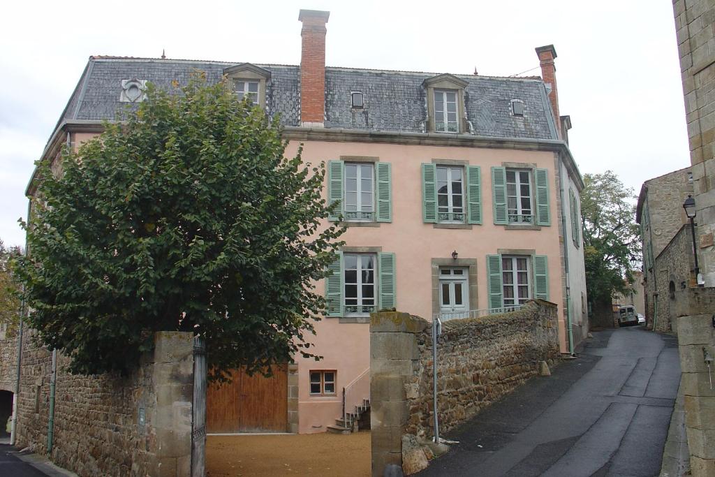 B&B / Chambre d'hôtes L Echarpe d Iris 8 Rue de la Chacusse 63114 Montpeyroux