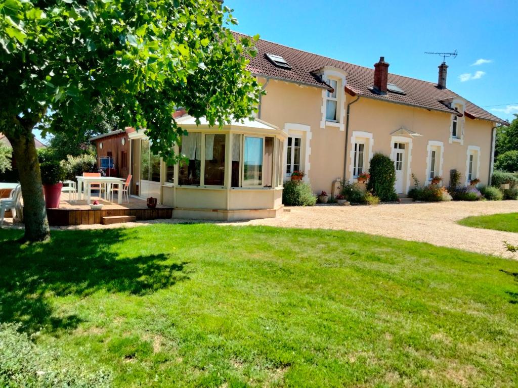 B&B / Chambre d'hôtes L'école buissonnière 14 route de Ste Lizaigne      lieu-dit Louy 18340 Levet