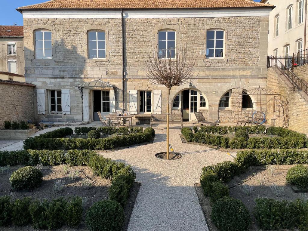 B&B / Chambre d'hôtes L'Orangerie 7 Rue du Château 88300 Neufchâteau