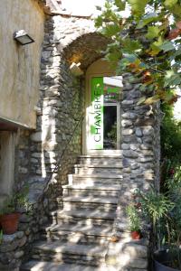 B&B / Chambre d'hôtes L'Oustaou lieu-dit Les petites filiéres route nationale 85 04160 Château-Arnoux-Saint-Auban Provence-Alpes-Côte d\'Azur