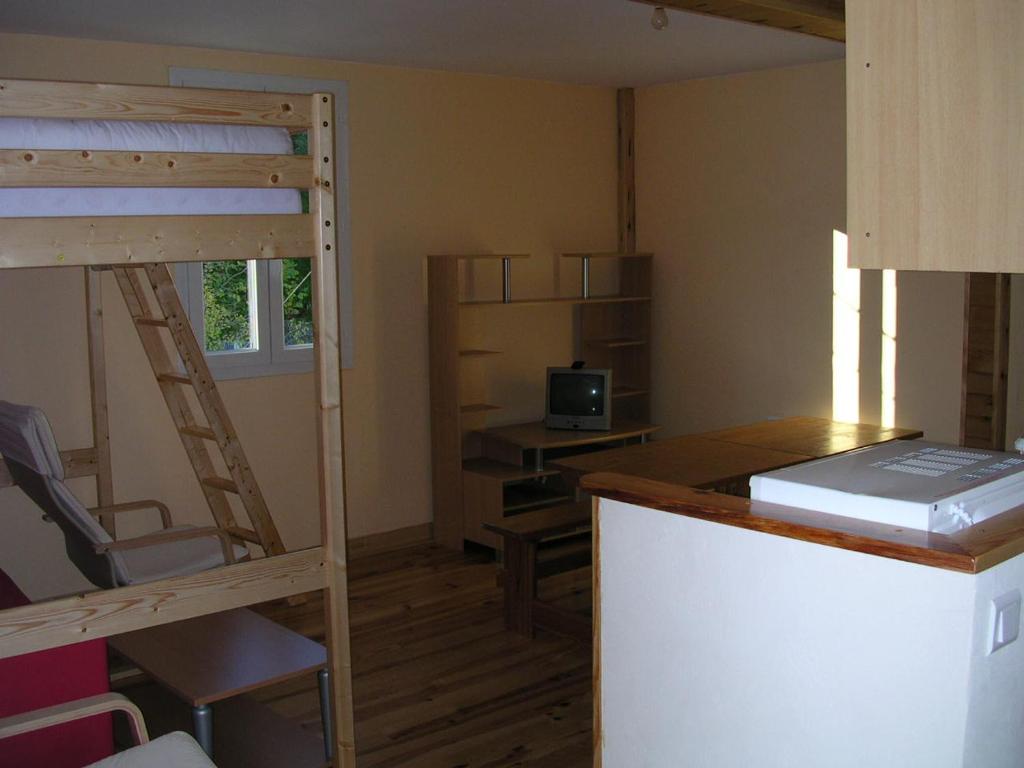 LA CABANE, petite chambre agréable dans maison en bois