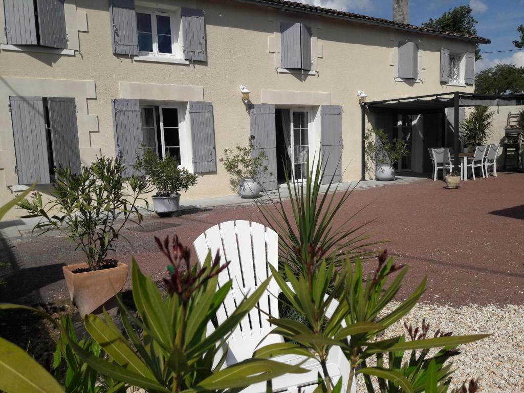 B&B / Chambre d'hôtes La charentaise ch d'hôtes ,Studio 1 rue blanche 17610 Chérac