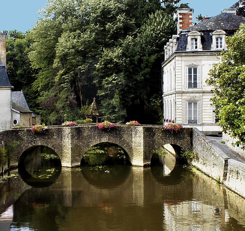 B&B / Chambre d'hôtes La Demeure de l'Ile 16, rue du Vieux Pont 53400 Craon