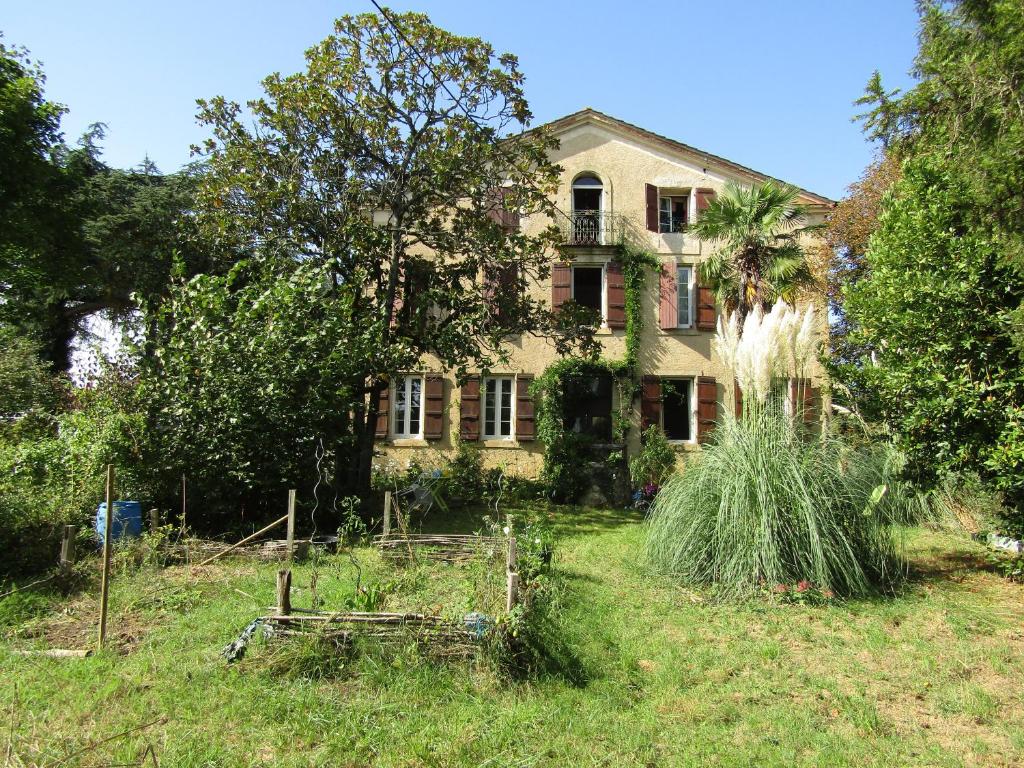 B&B / Chambre d'hôtes La Demeure des Fleurs La Hine 32190 Caillavet